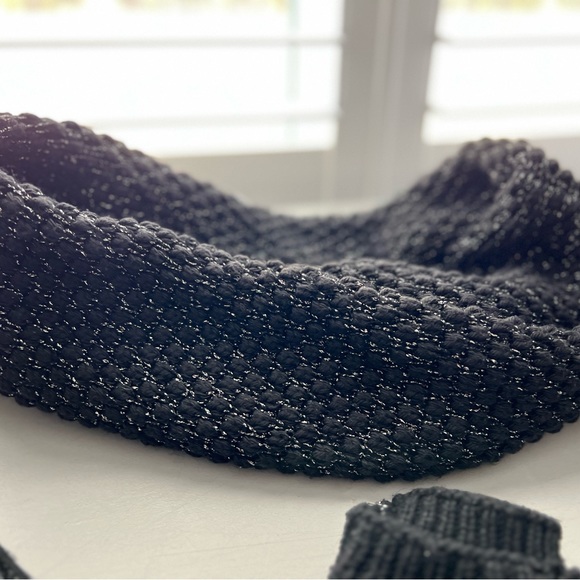 Calvin Klein chunky knit eternity scarf, hat with Pom and mitten set. - Picture 4 of 4